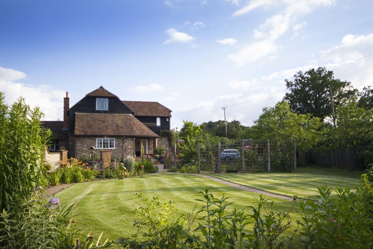 Magpies Lodge Slinfold エクステリア 写真