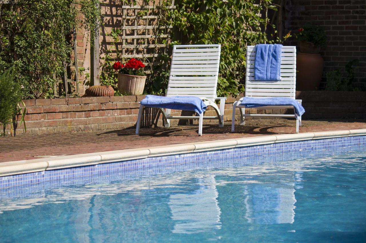 Magpies Lodge Slinfold エクステリア 写真