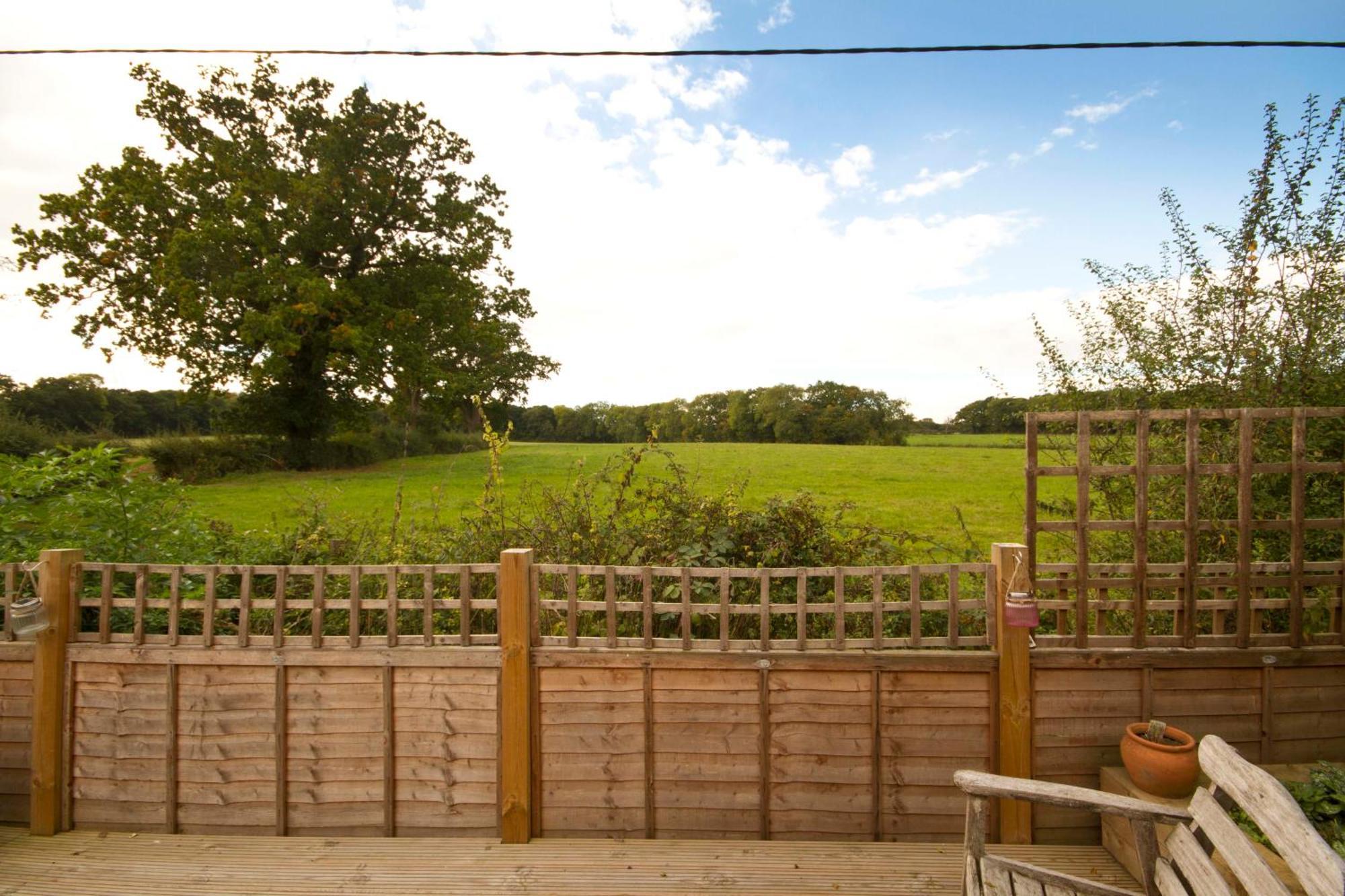 Magpies Lodge Slinfold エクステリア 写真